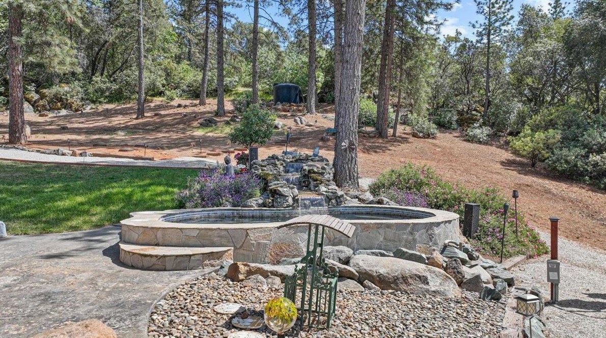 18444 Mika Ln, Sonora CA  95370-8662 exterior