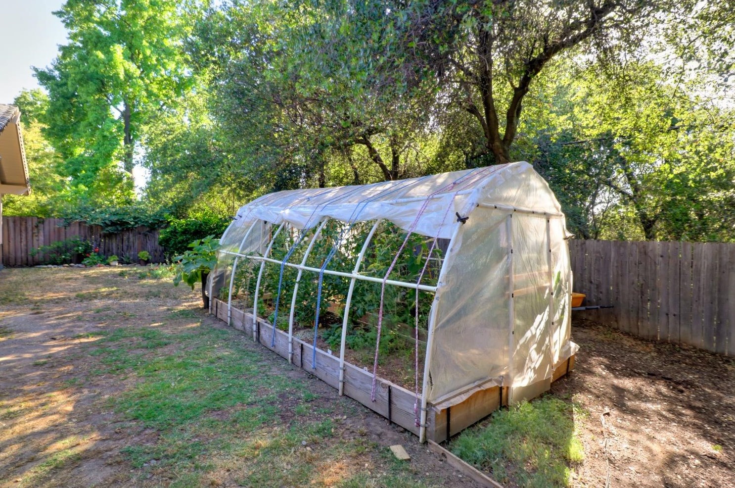 1525 Sierra Gardens Dr, Roseville CA 95661-3620 exterior