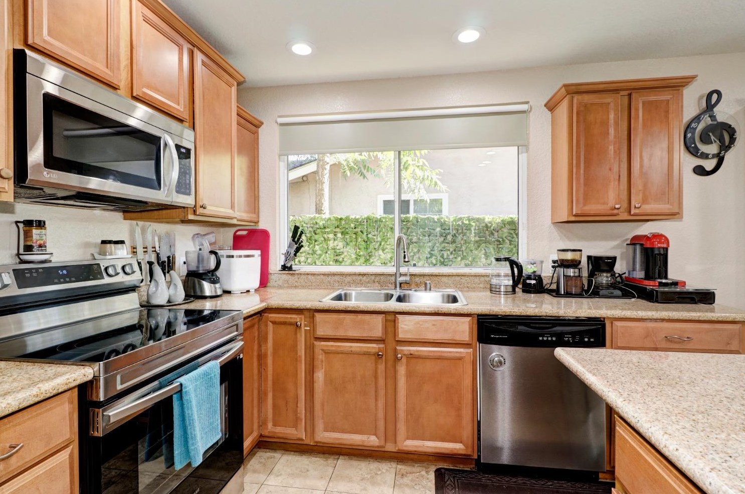 1525 Sierra Gardens Dr, Roseville CA 95661-3620 exterior