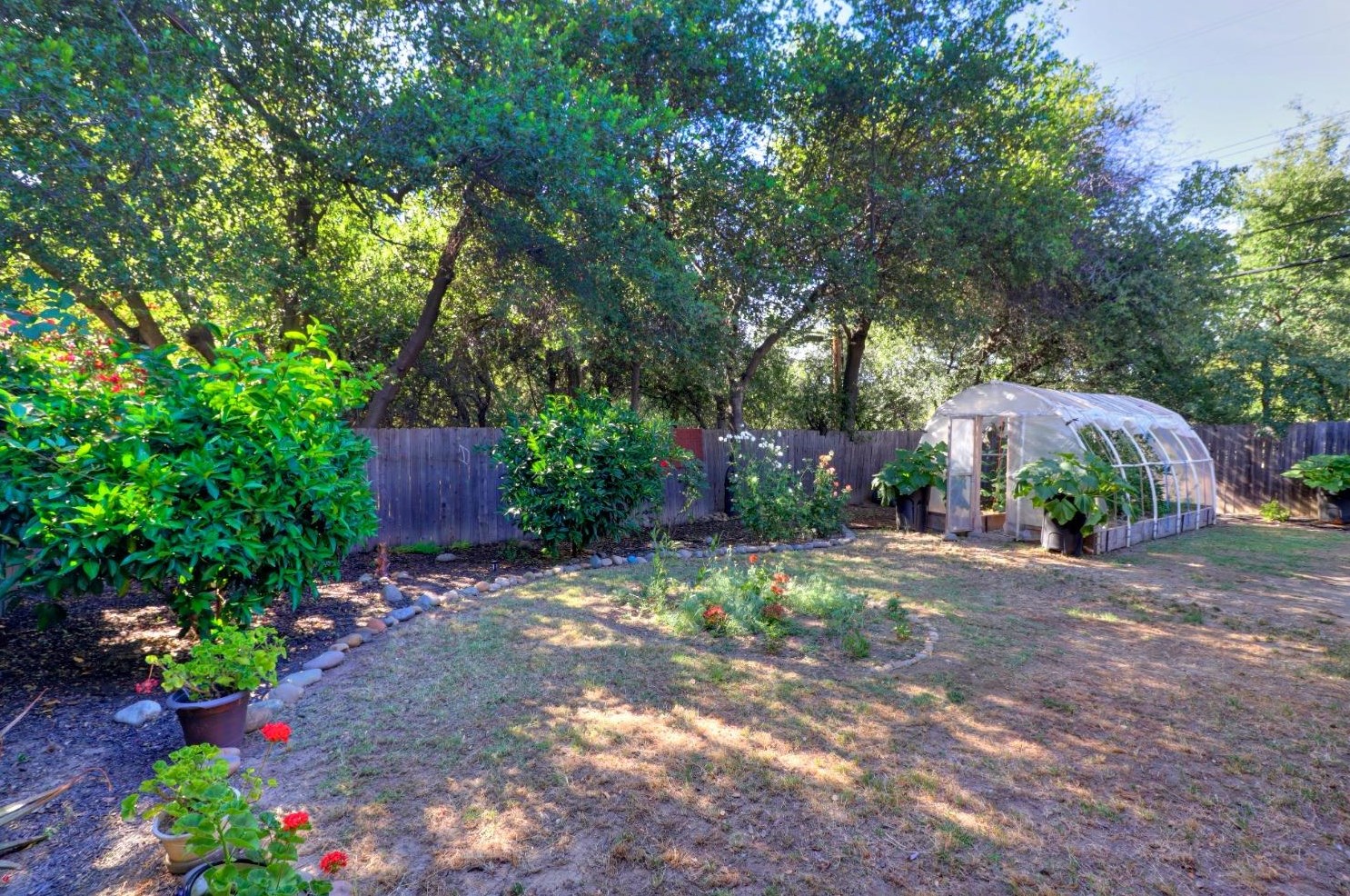 1525 Sierra Gardens Dr, Roseville CA 95661-3620 exterior