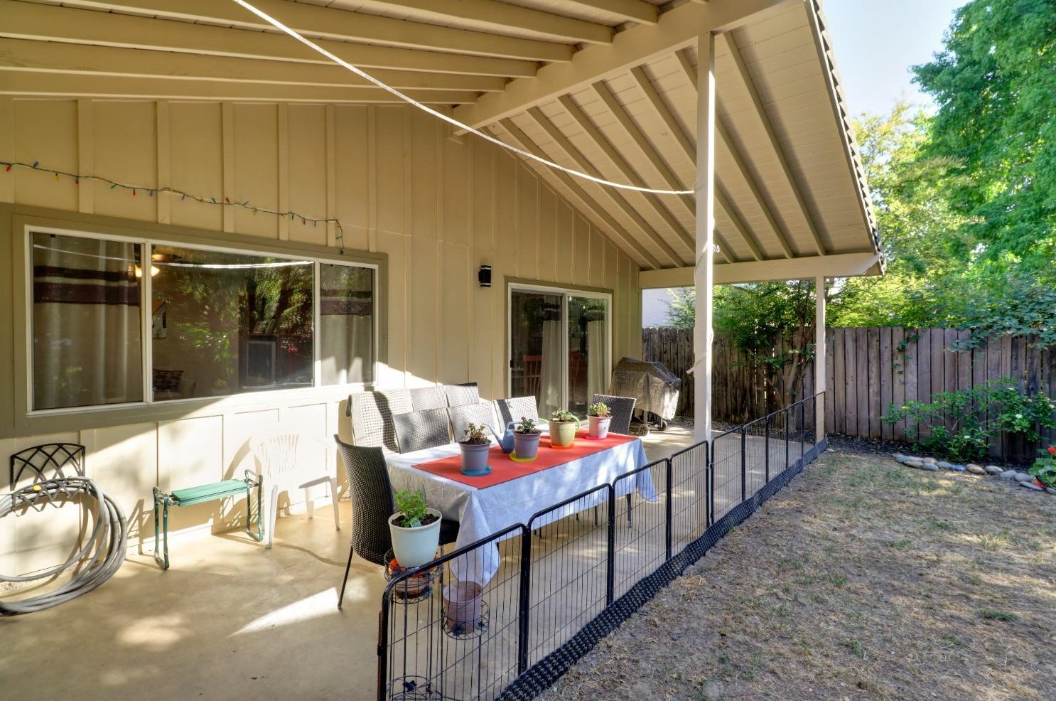 1525 Sierra Gardens Dr, Roseville CA 95661-3620 exterior