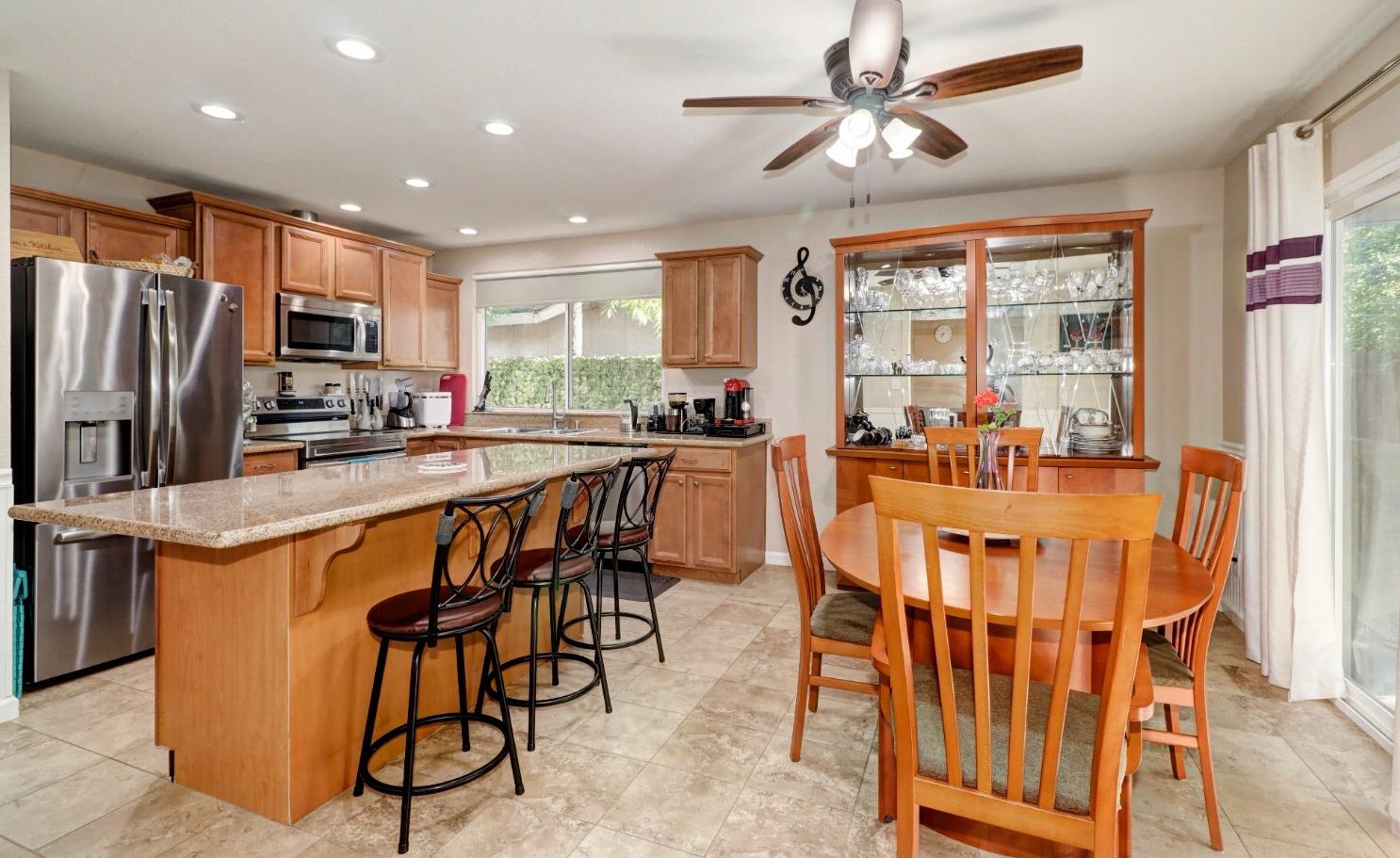 1525 Sierra Gardens Dr, Roseville CA 95661-3620 exterior