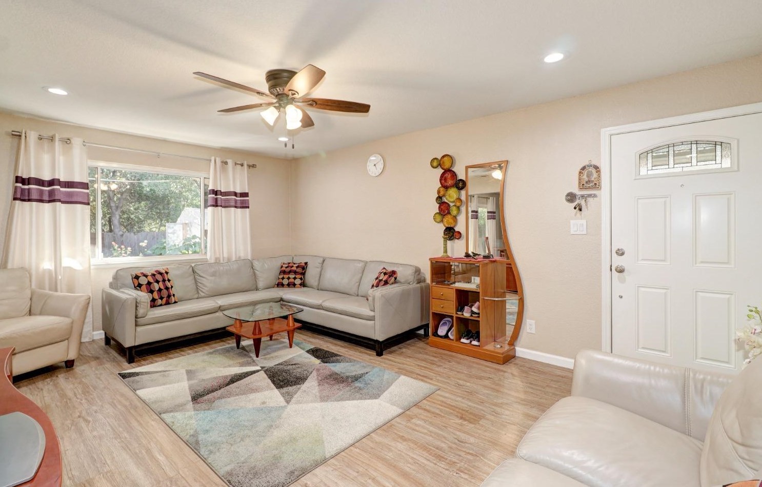 1525 Sierra Gardens Dr, Roseville CA 95661-3620 exterior