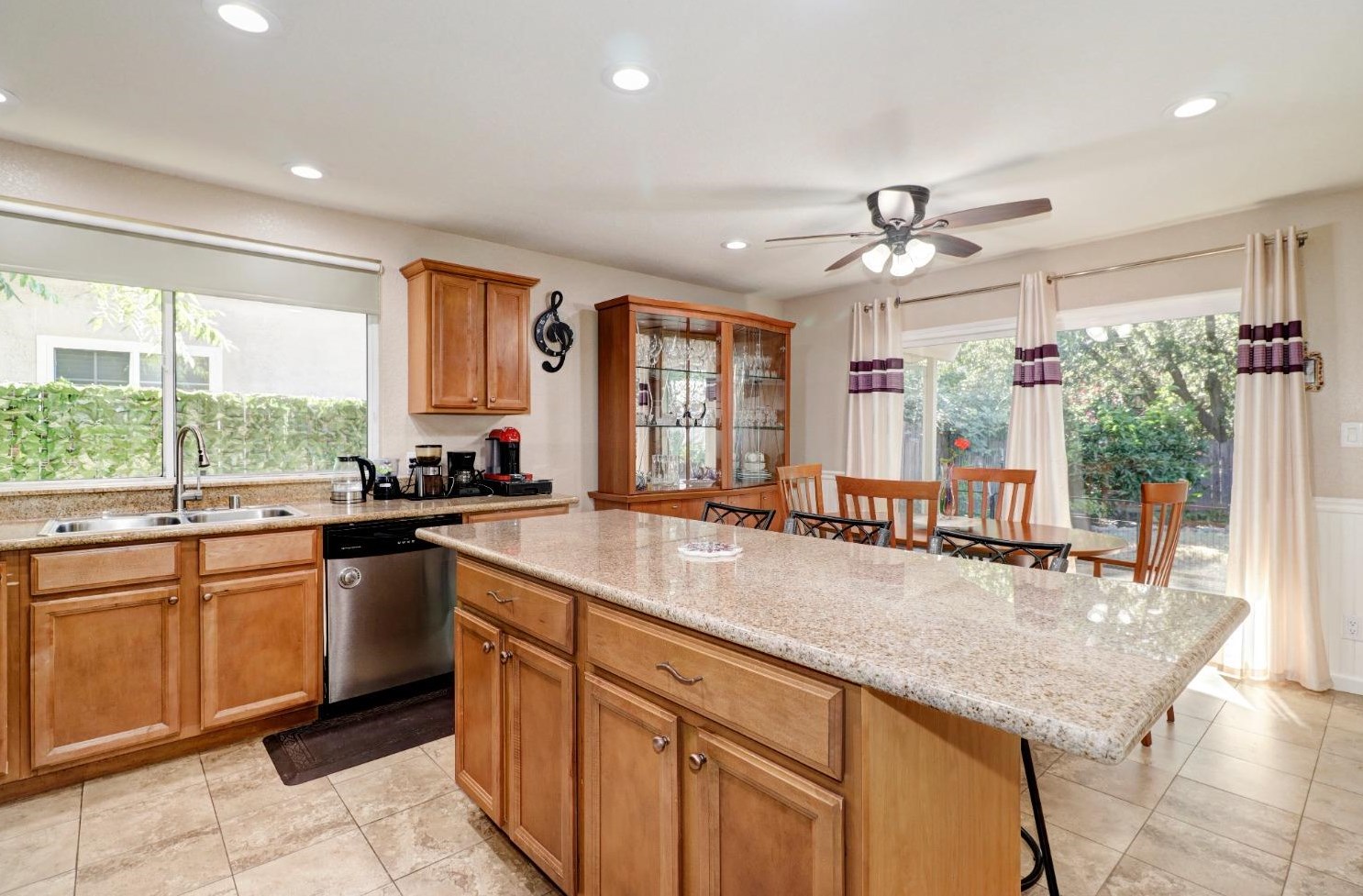 1525 Sierra Gardens Dr, Roseville CA 95661-3620 exterior