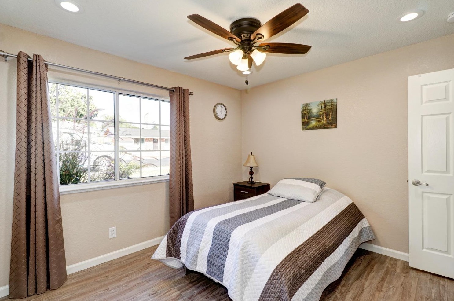 1525 Sierra Gardens Dr, Roseville CA 95661-3620 exterior