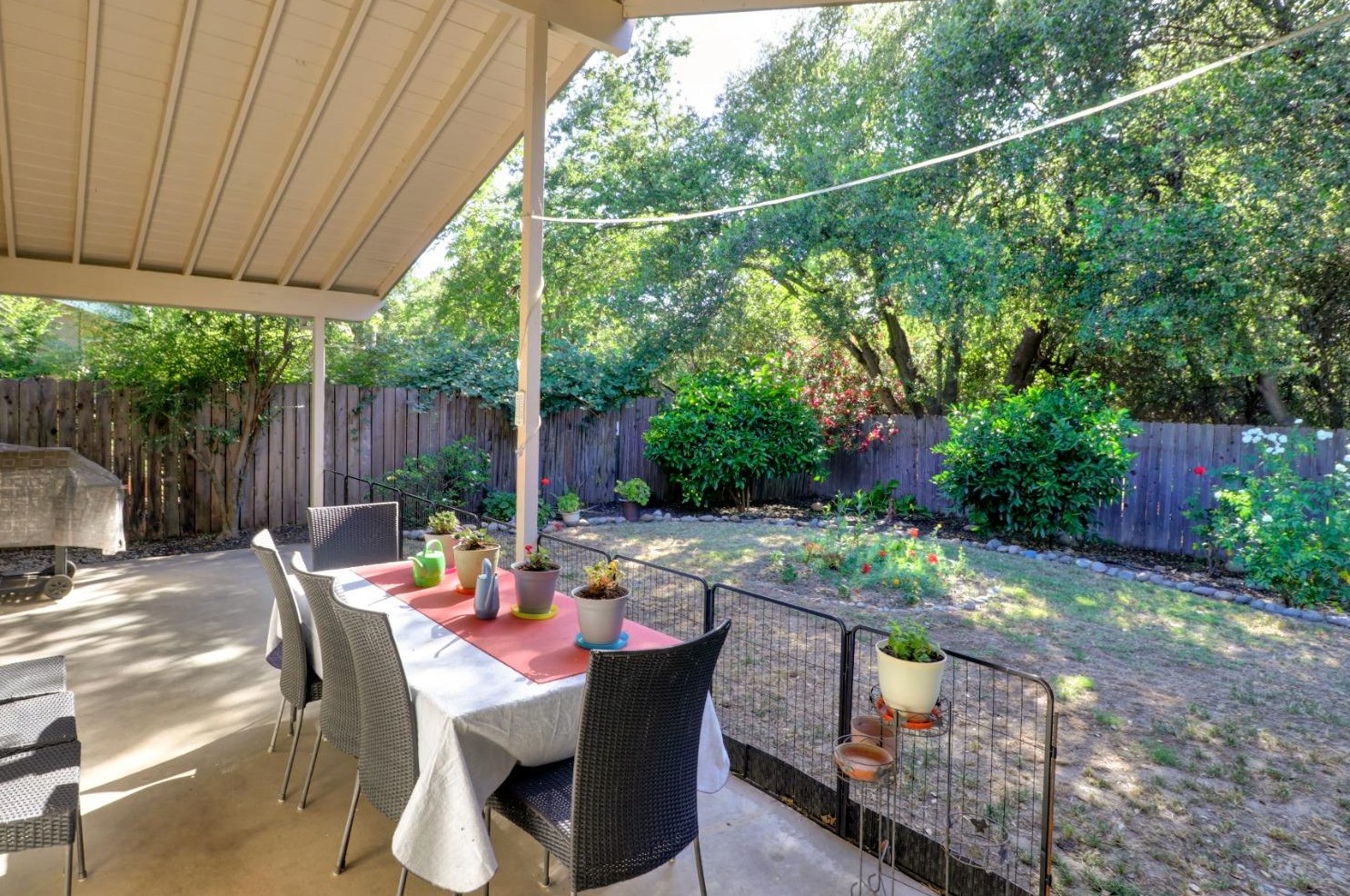 1525 Sierra Gardens Dr, Roseville CA 95661-3620 exterior