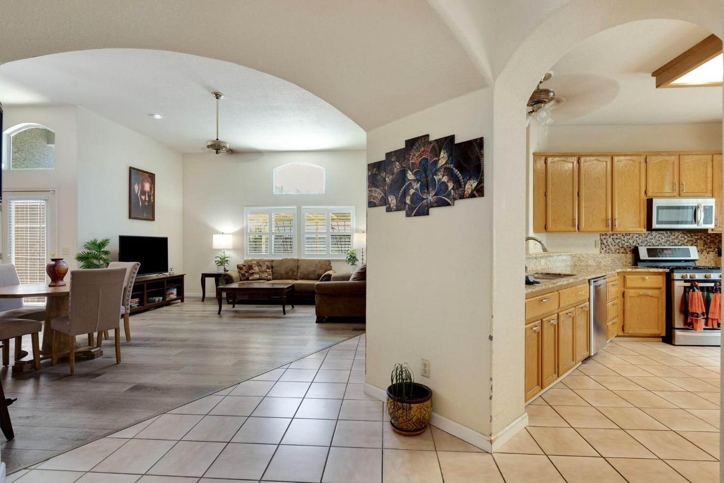 7124 Sunbreeze Ln, Sacramento CA  95828-6263 exterior