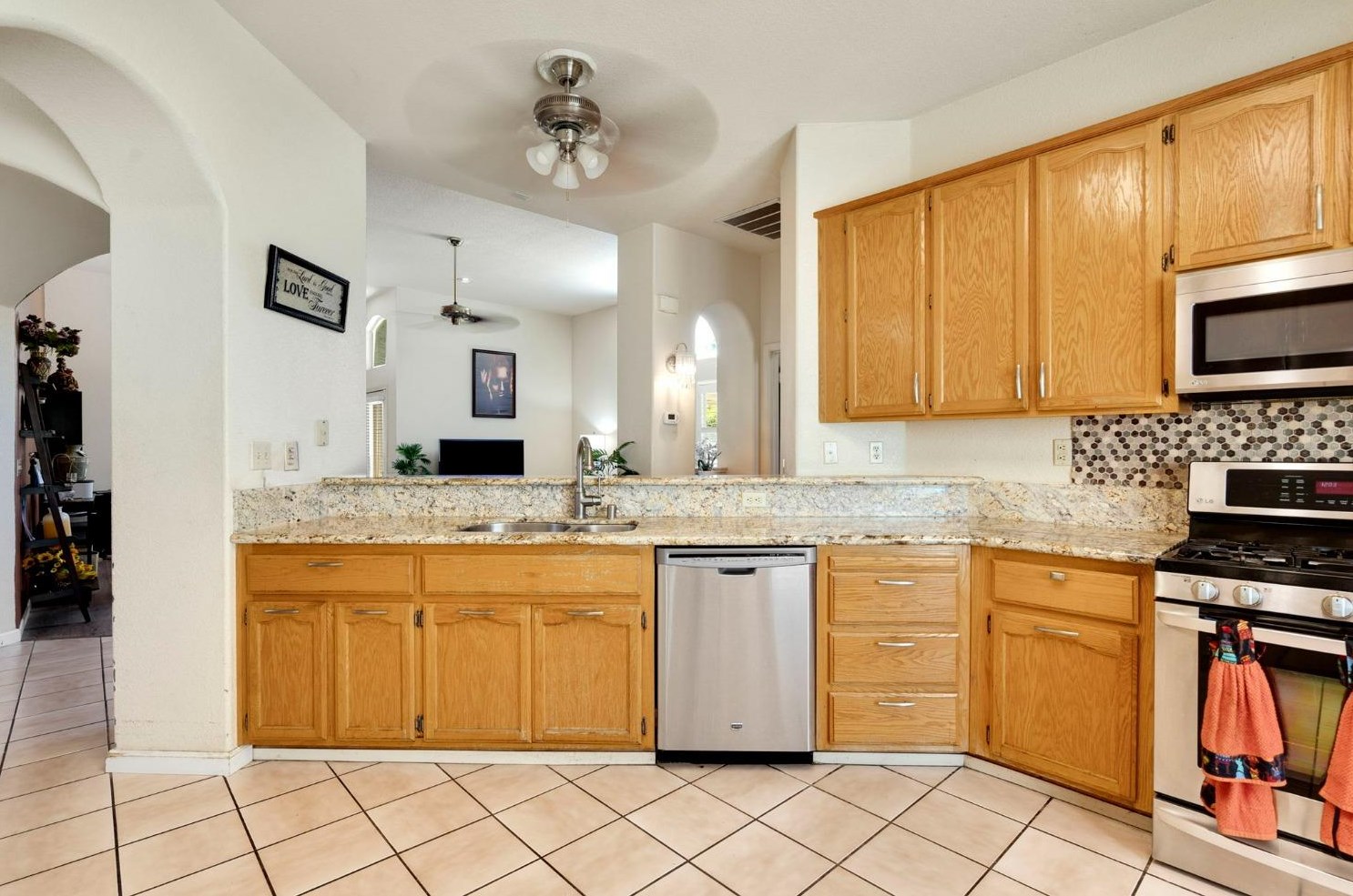 7124 Sunbreeze Ln, Sacramento CA  95828-6263 exterior
