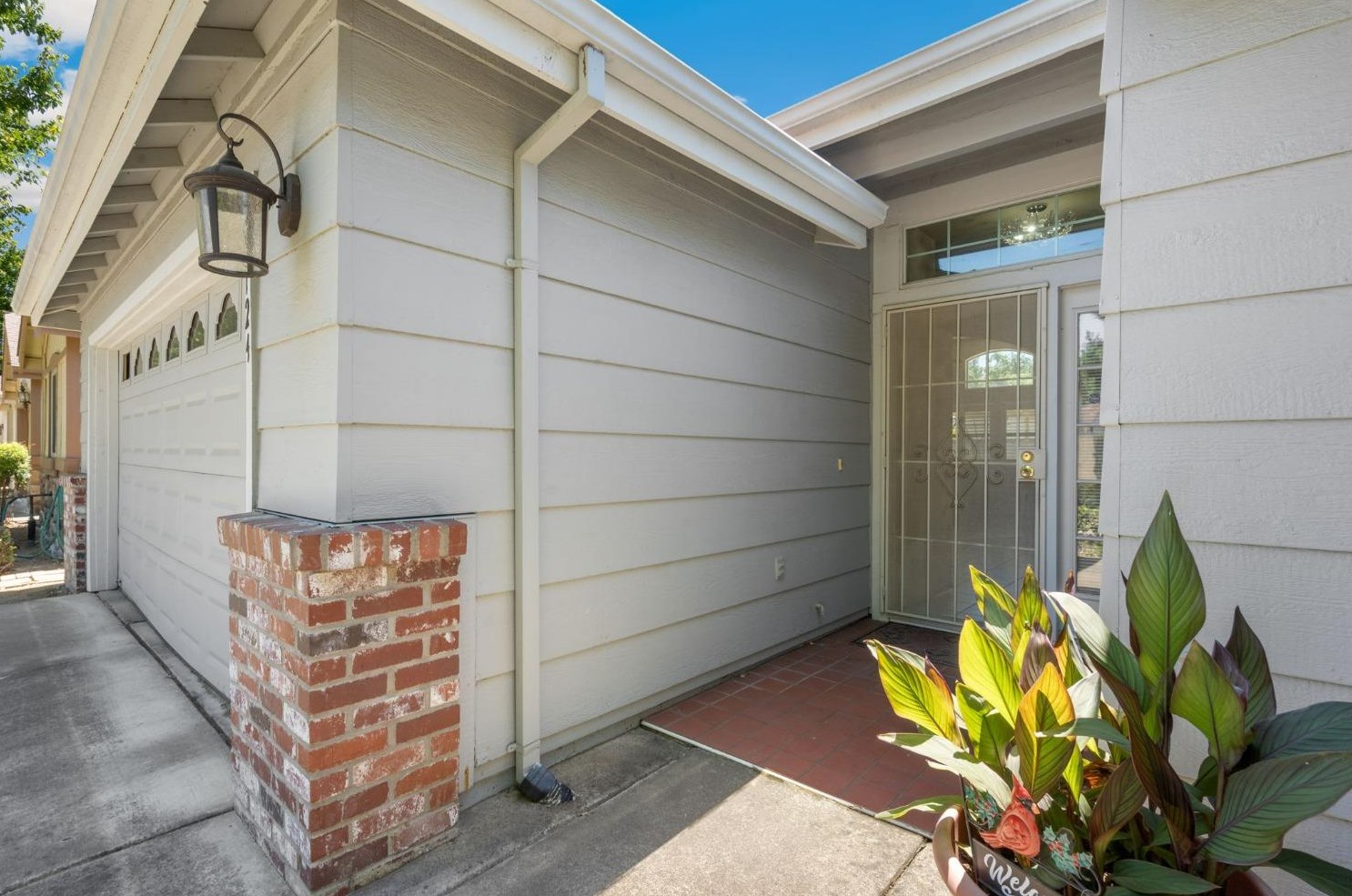 7124 Sunbreeze Ln, Sacramento CA  95828-6247 exterior