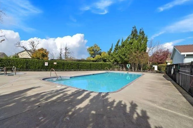 7124 Sunbreeze Ln, Sacramento CA  95828-6263 exterior