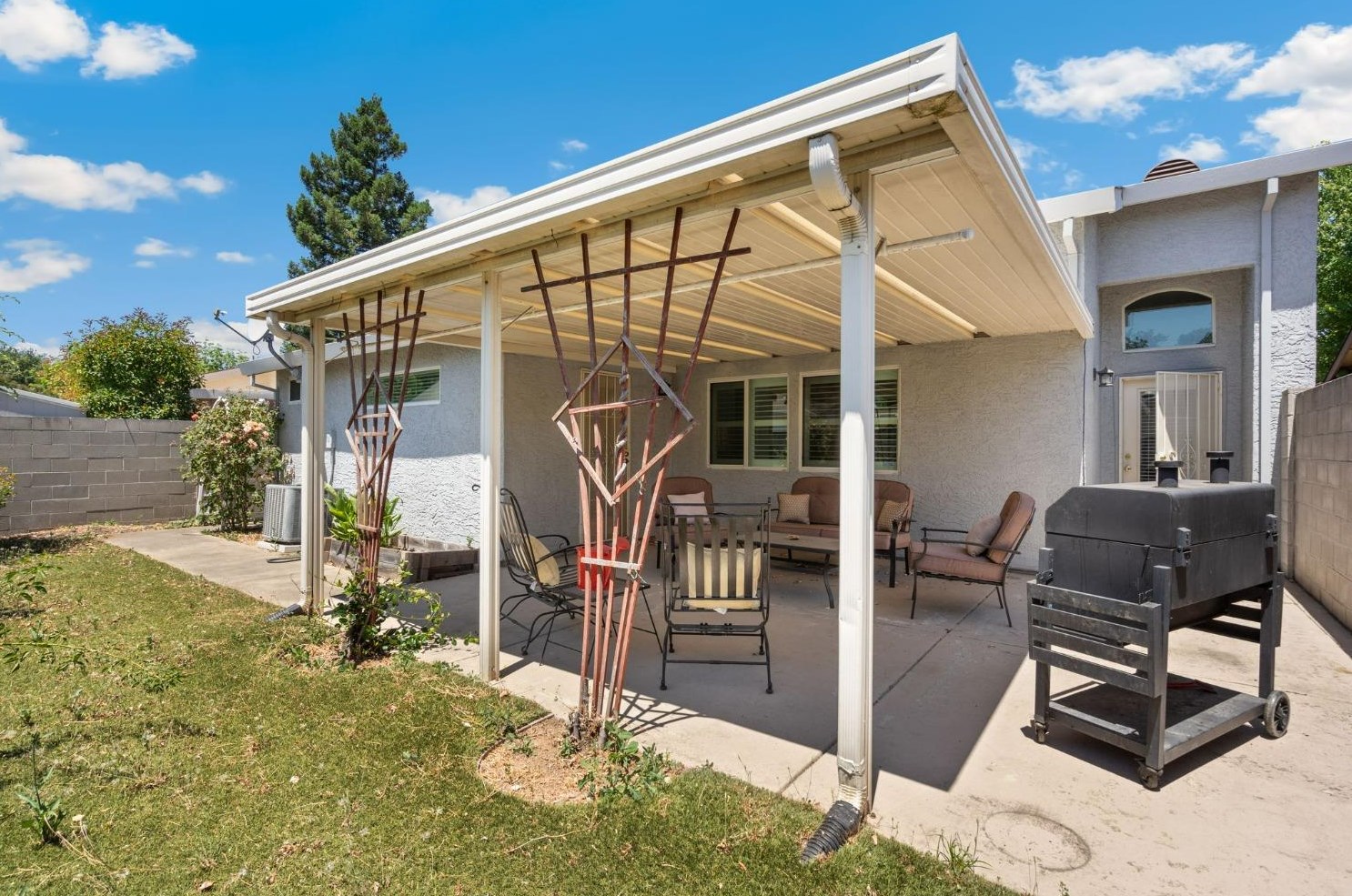 7124 Sunbreeze Ln, Sacramento CA  95828-6263 exterior