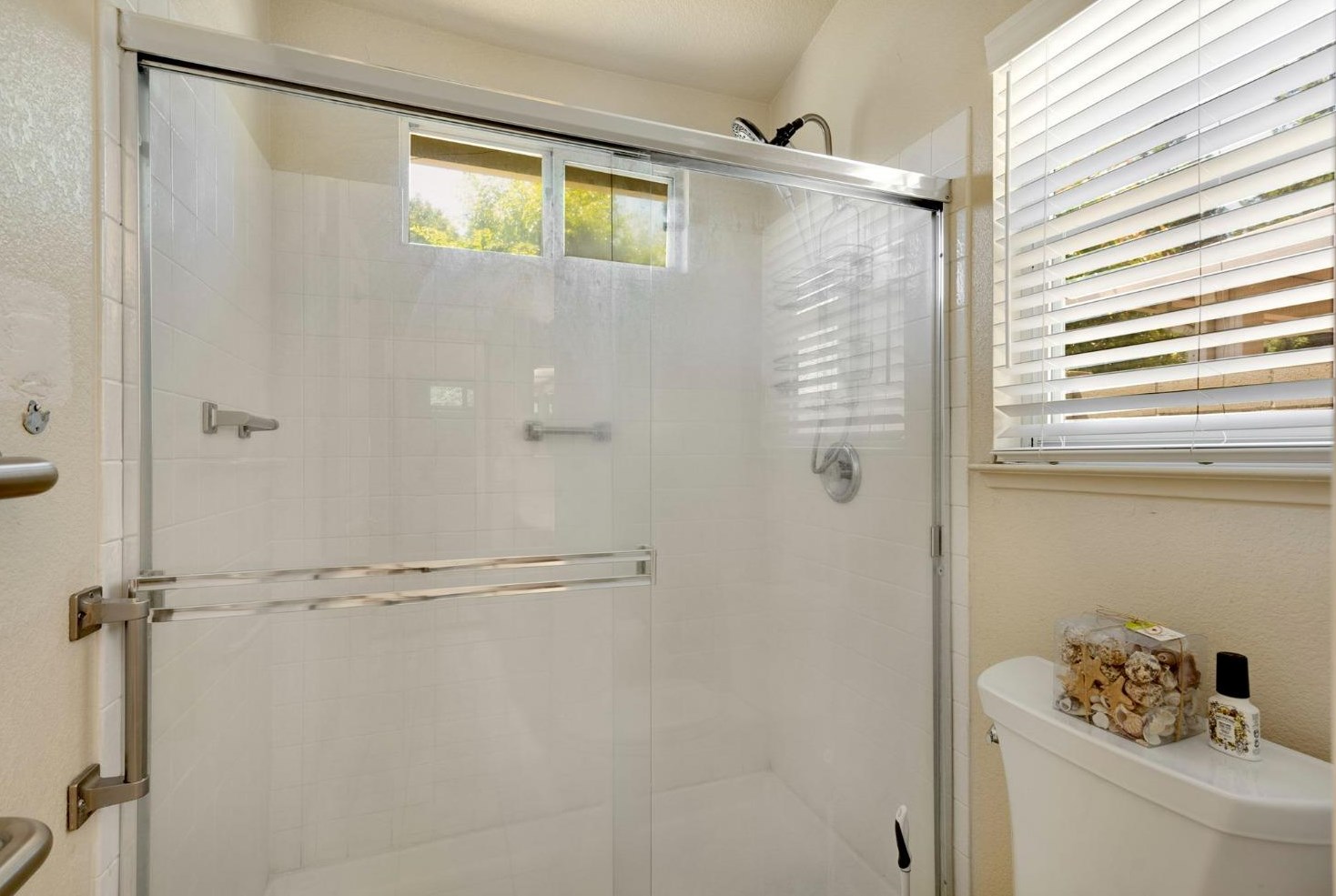 7124 Sunbreeze Ln, Sacramento CA  95828-6263 exterior