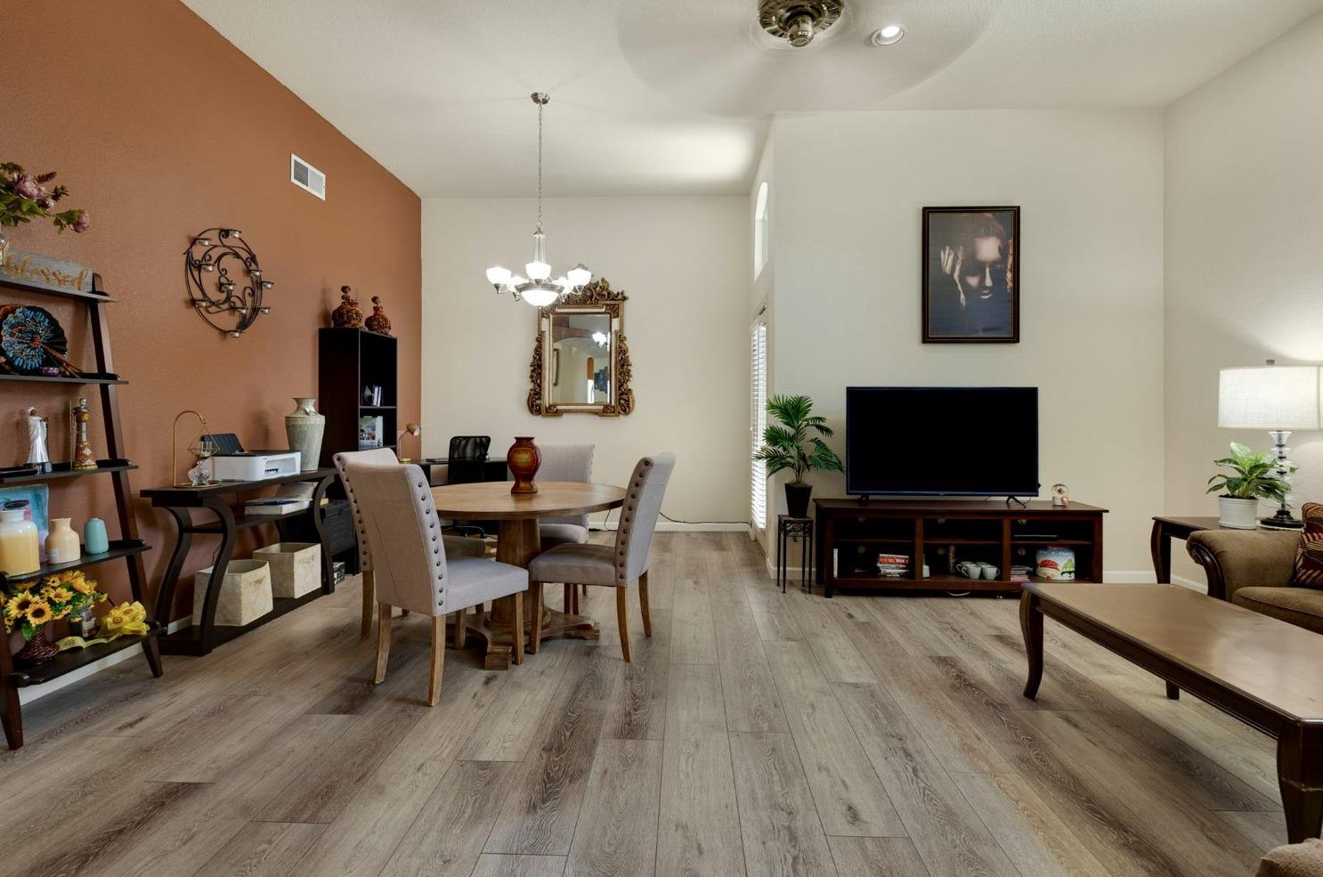 7124 Sunbreeze Ln, Sacramento CA  95828-6263 exterior