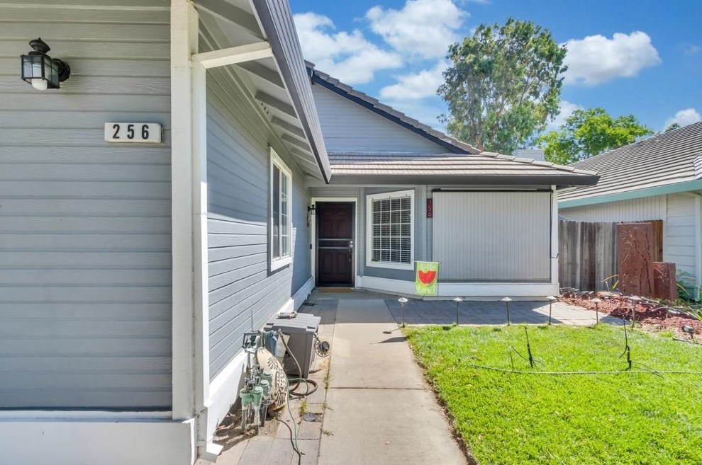 256 Arlington Cir, Woodland CA  95695-2878 exterior