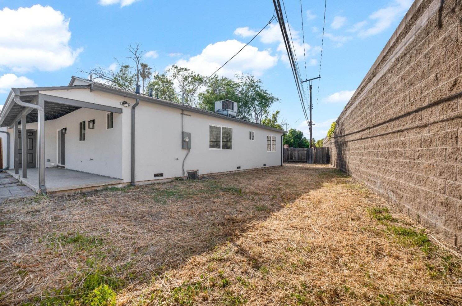 7421 Circle Pkwy, Sacramento CA  95823-3125 exterior