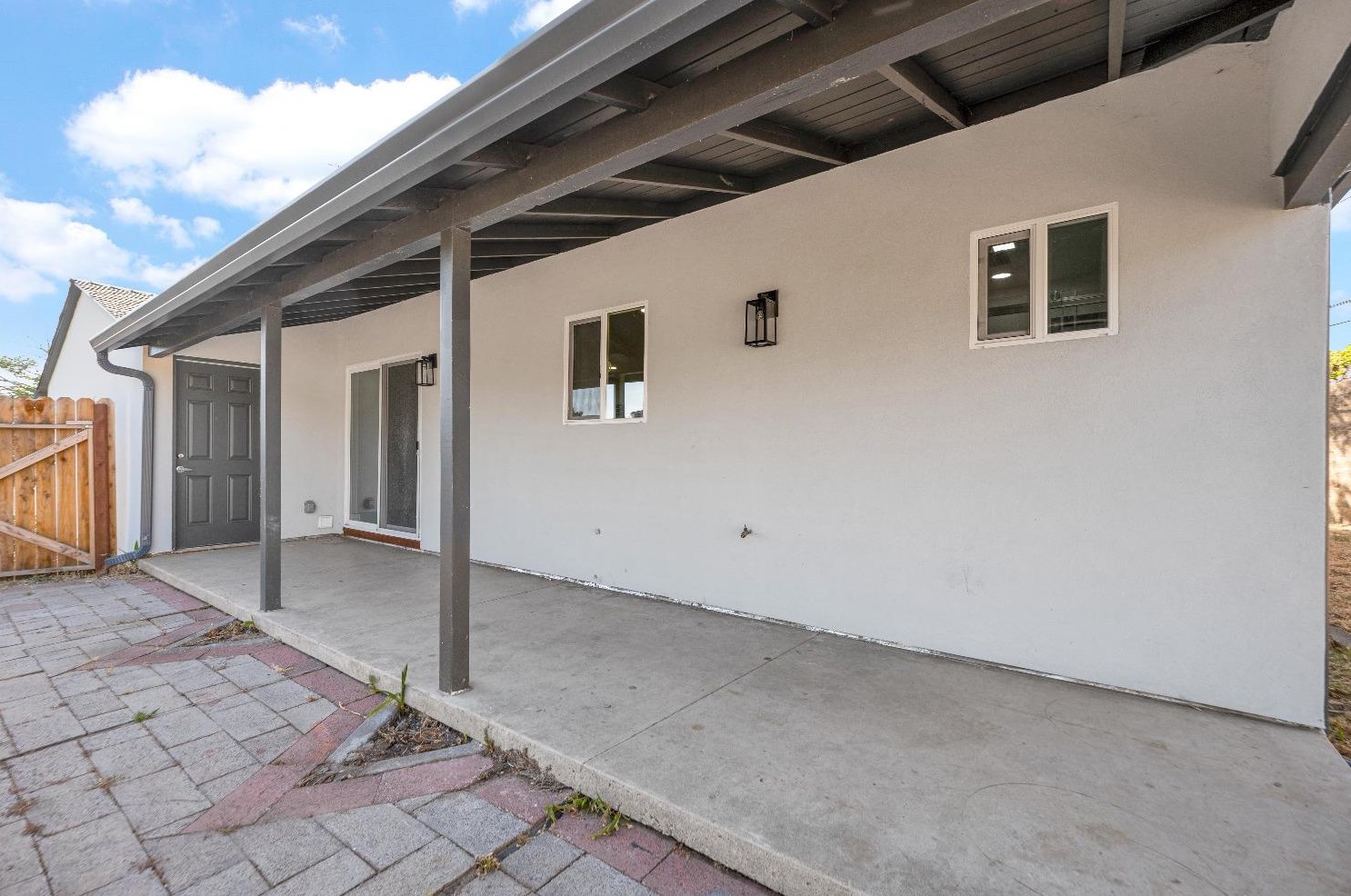 7421 Circle Pkwy, Sacramento CA  95823-3125 exterior