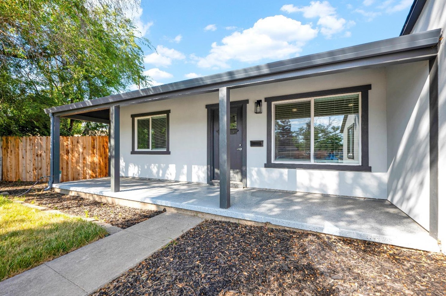7421 Circle Pkwy, Sacramento CA  95823-3125 exterior