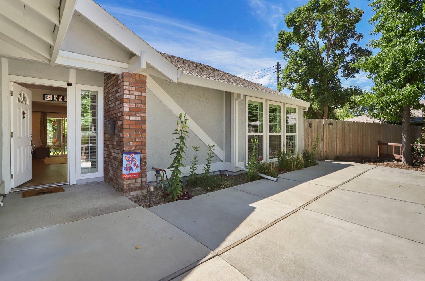 6785 Land Park Dr, Sacramento CA  95831-2879 exterior