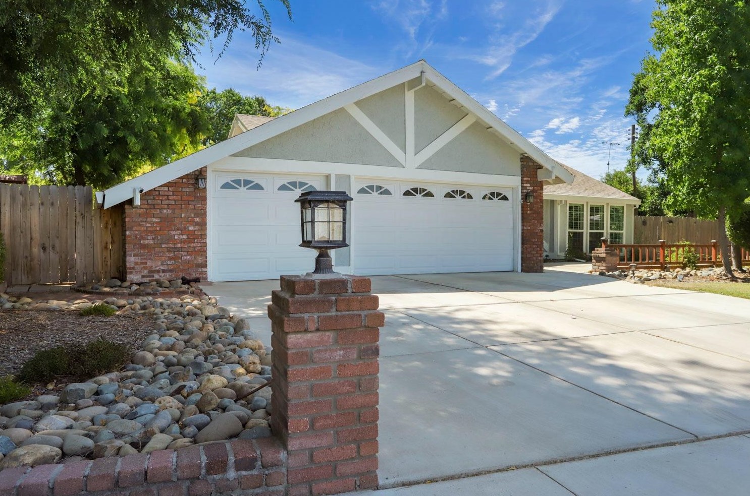 6785 Land Park Dr, Sacramento CA  95831-2879 exterior