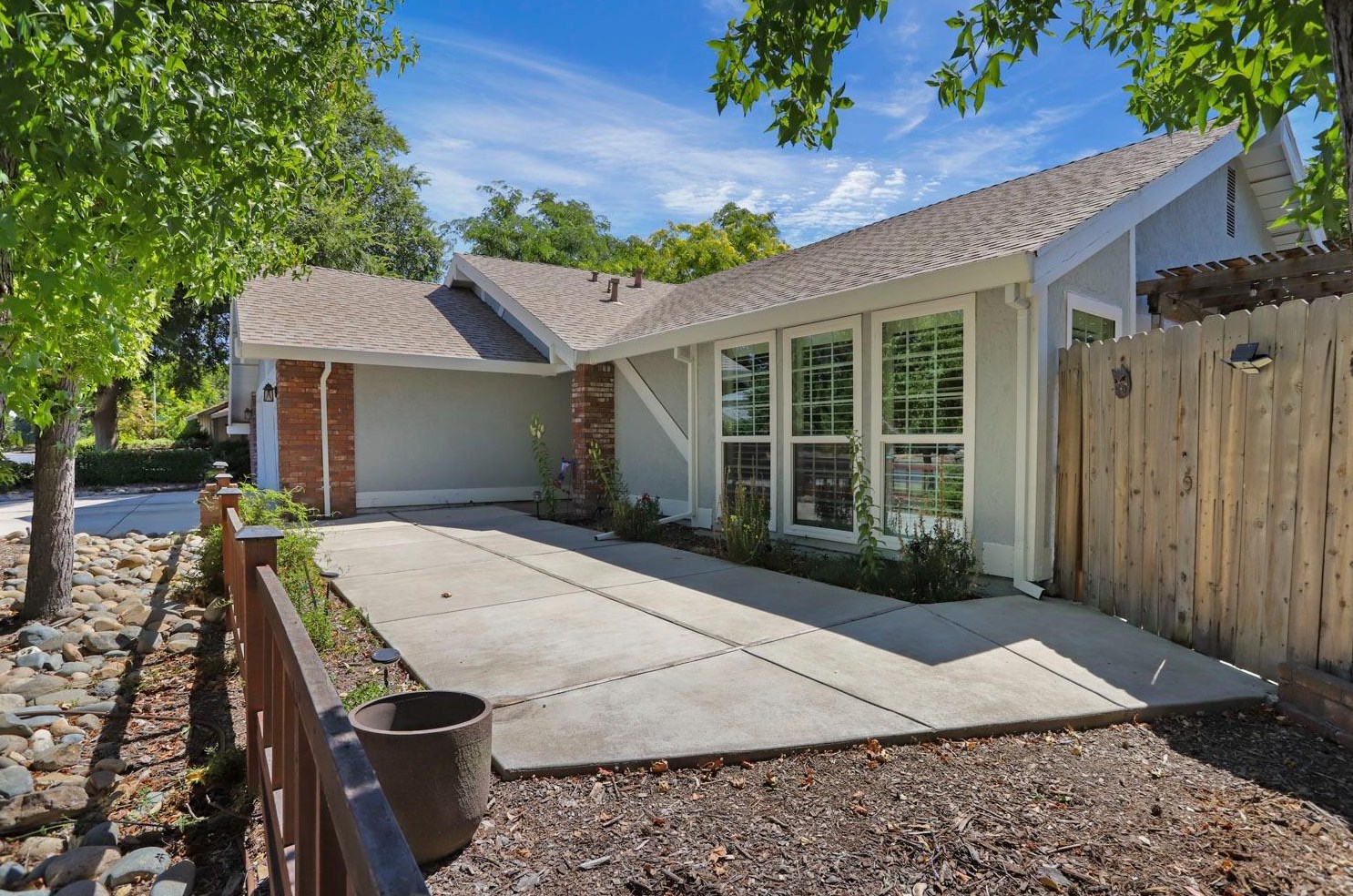 6785 Land Park Dr, Sacramento CA  95831-2879 exterior