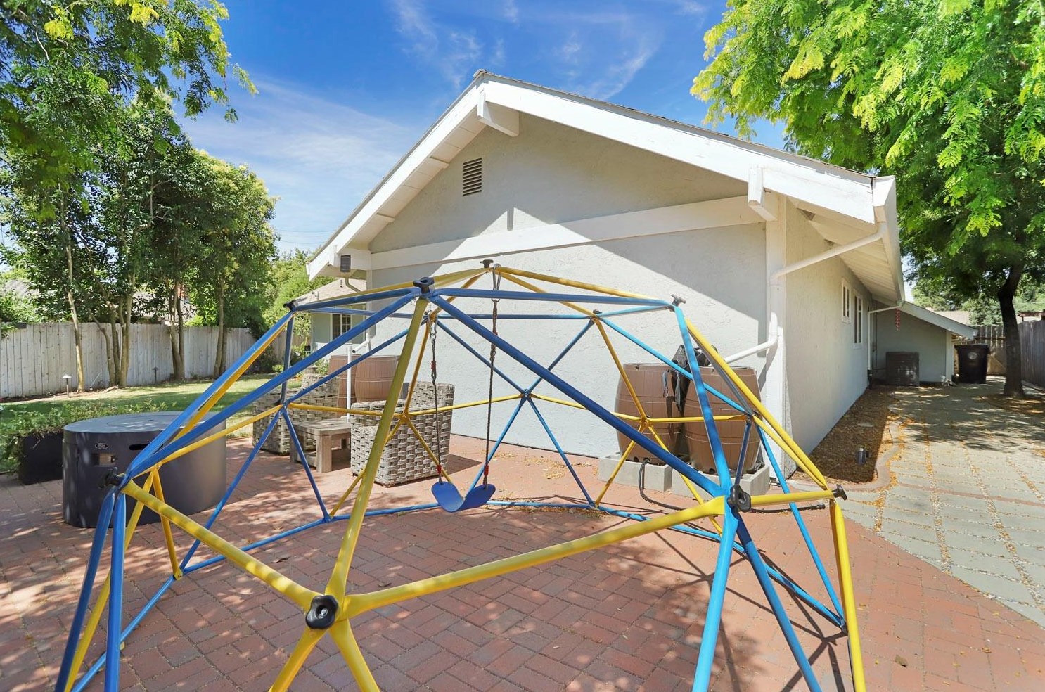 6785 Land Park Dr, Sacramento CA  95831-2879 exterior