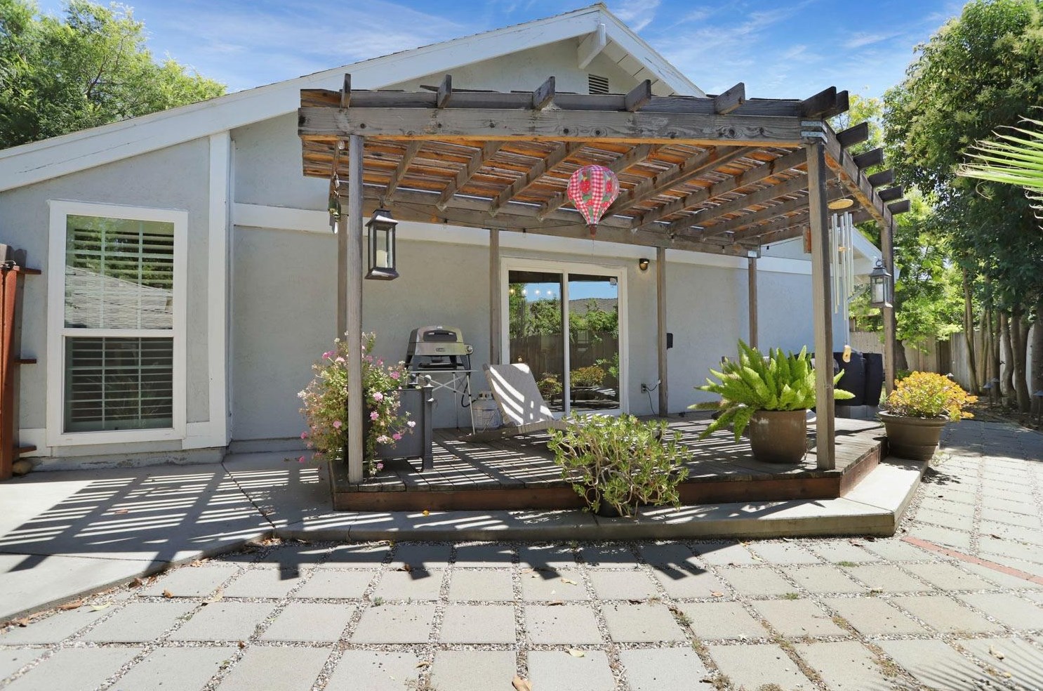 6785 Land Park Dr, Sacramento CA  95831-2879 exterior