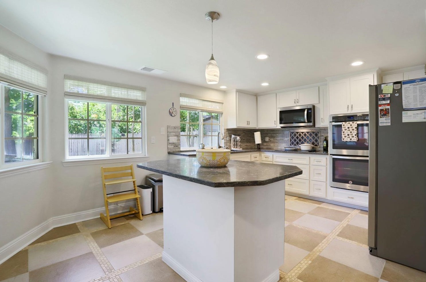 6785 Land Park Dr, Sacramento CA  95831-2879 exterior