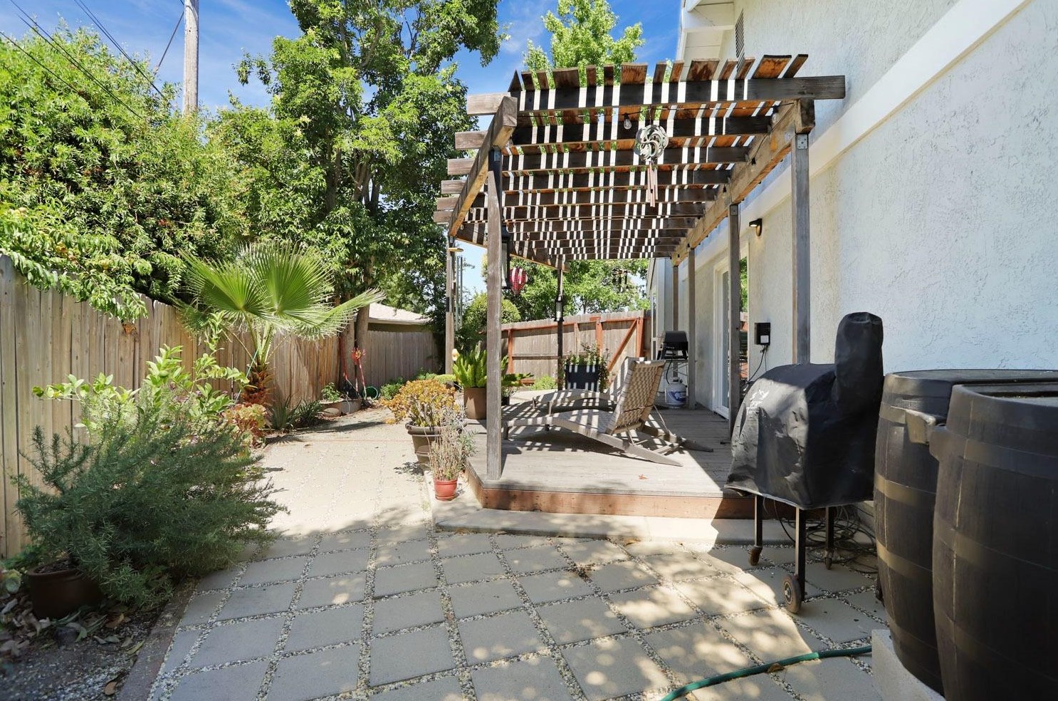 6785 Land Park Dr, Sacramento CA  95831-2879 exterior