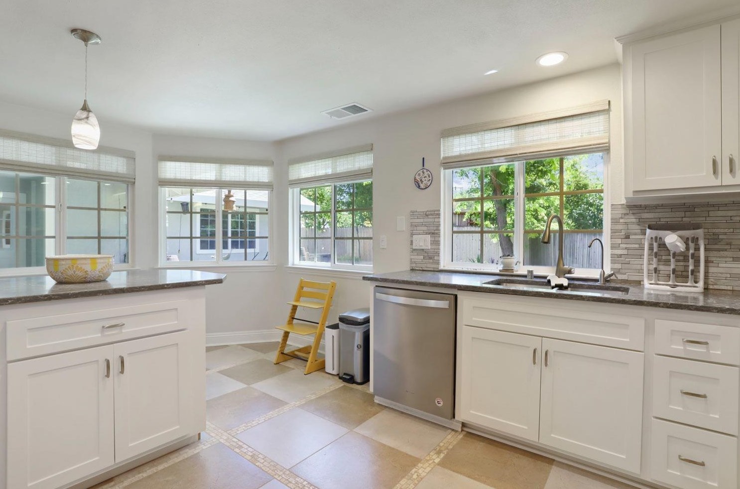 6785 Land Park Dr, Sacramento CA  95831-2879 exterior