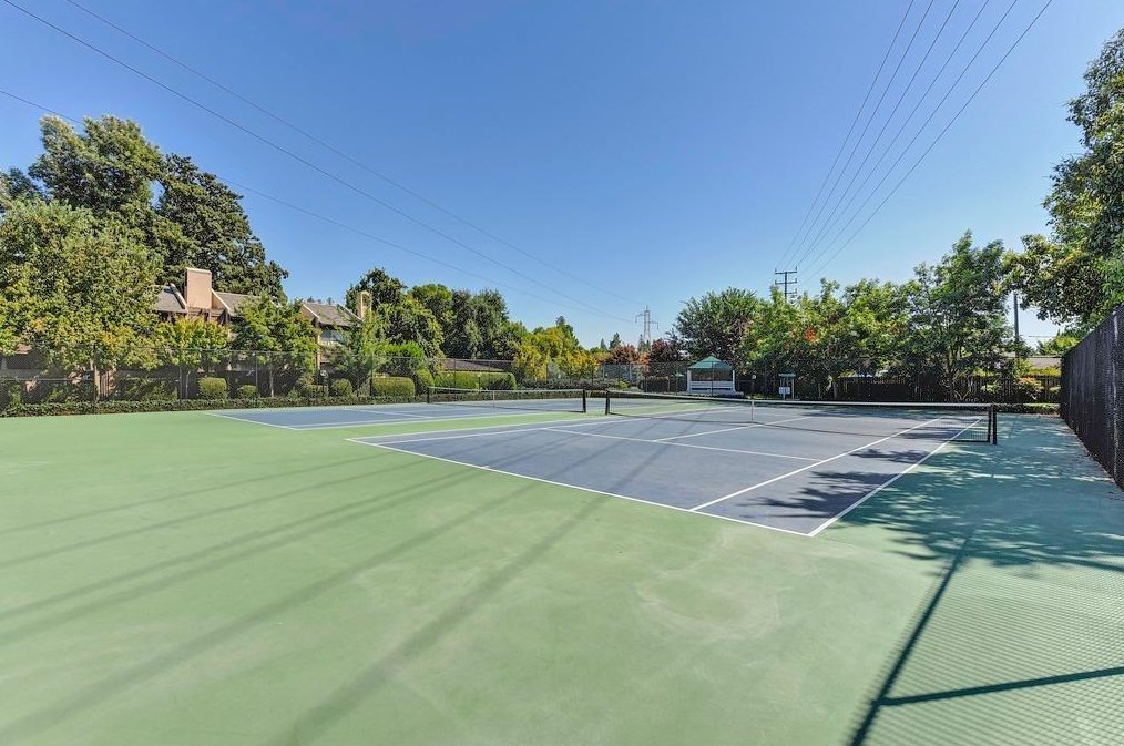736 Woodside Ln, Sacramento CA  95825-4302 exterior