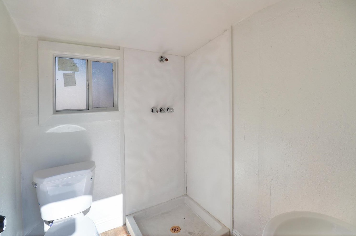 654 Santiago Ave, Sacramento CA  95815-2429 exterior