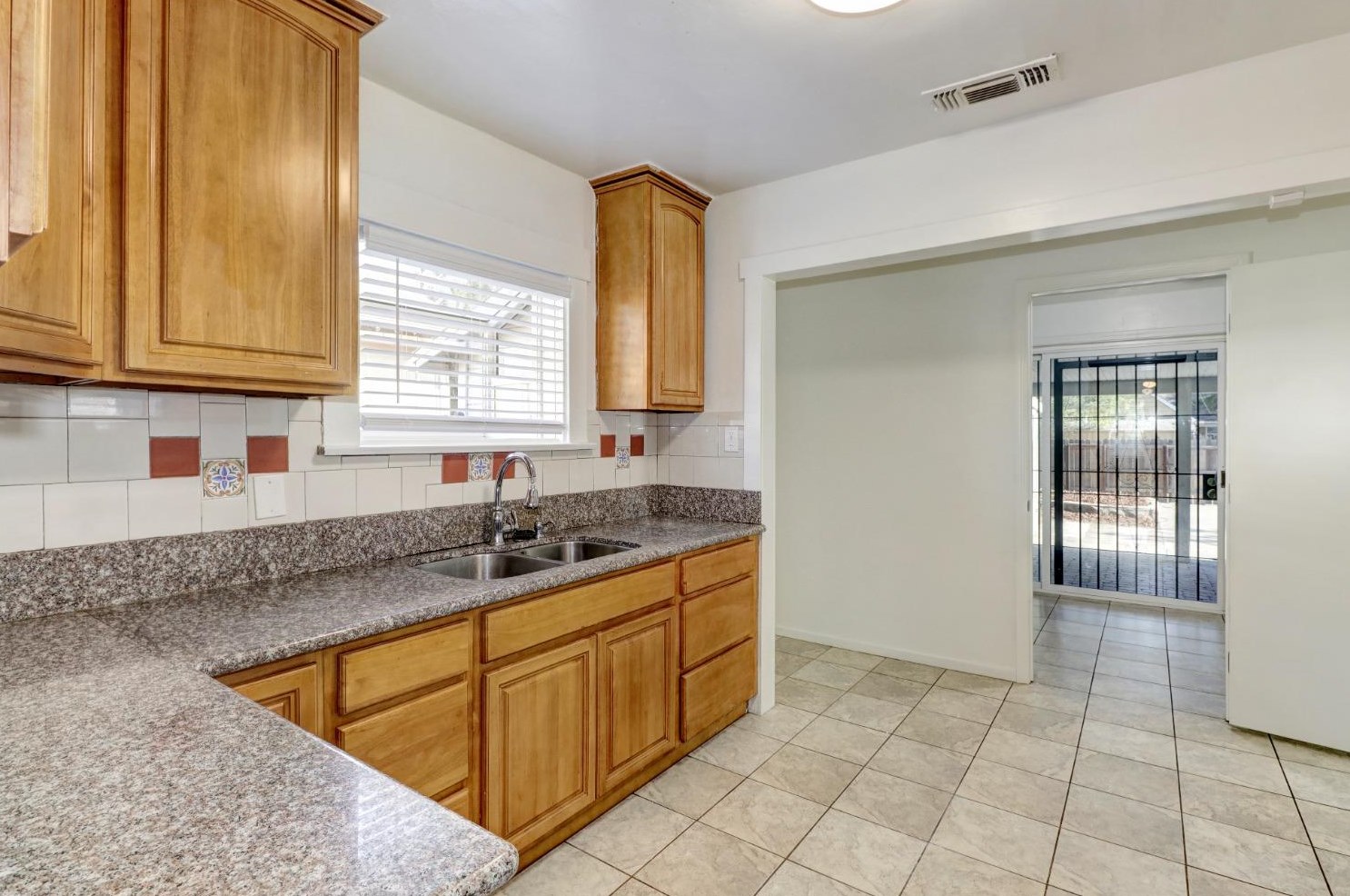 654 Santiago Ave, Sacramento CA  95815-2429 exterior