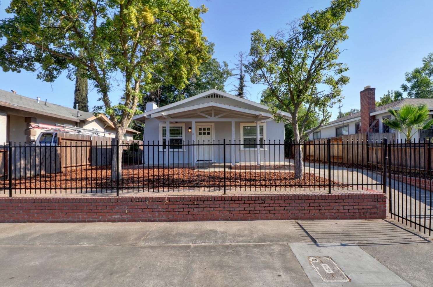 654 Santiago Ave, Sacramento CA  95815-2429 exterior