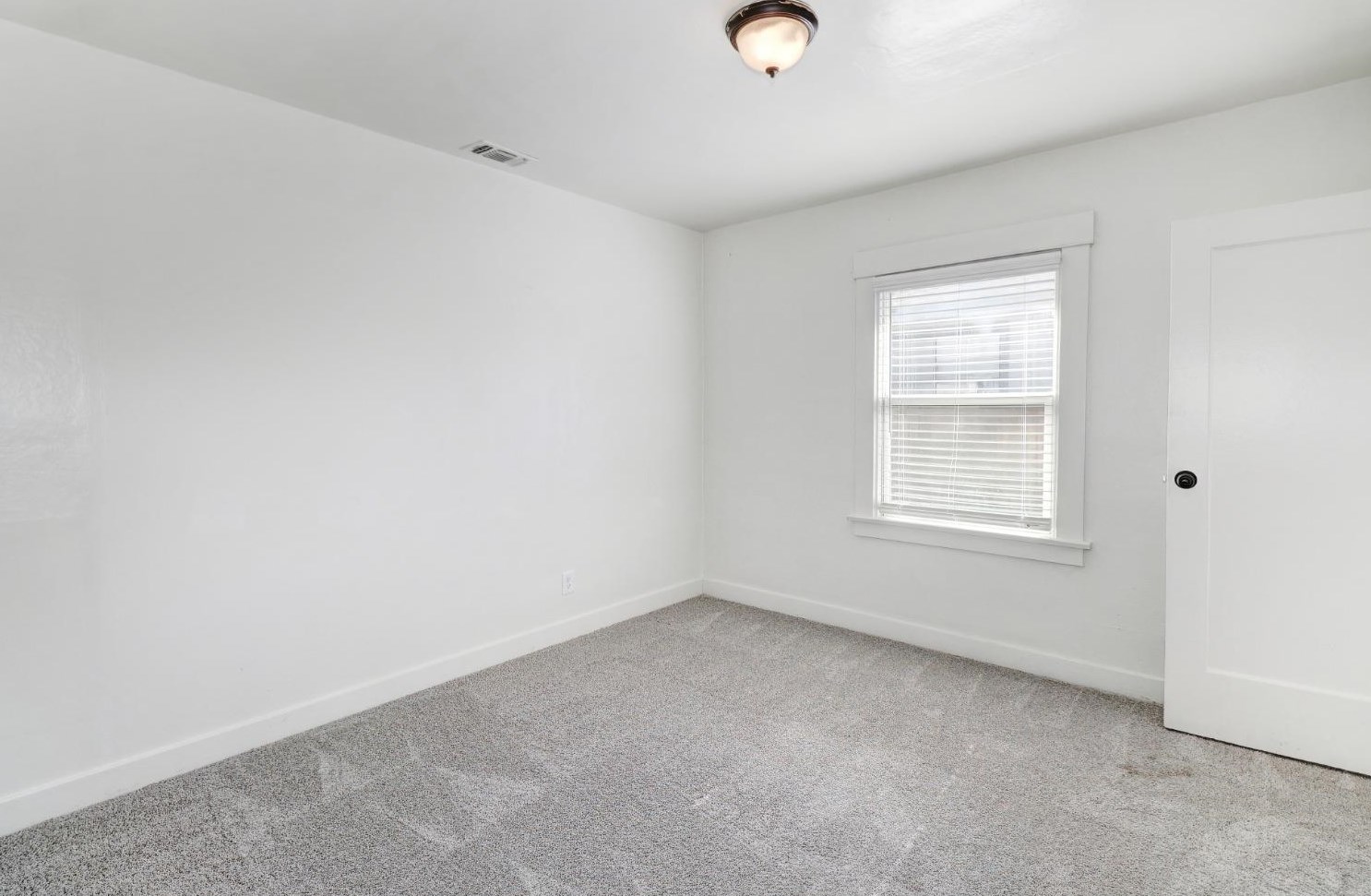 654 Santiago Ave, Sacramento CA  95815-2429 exterior