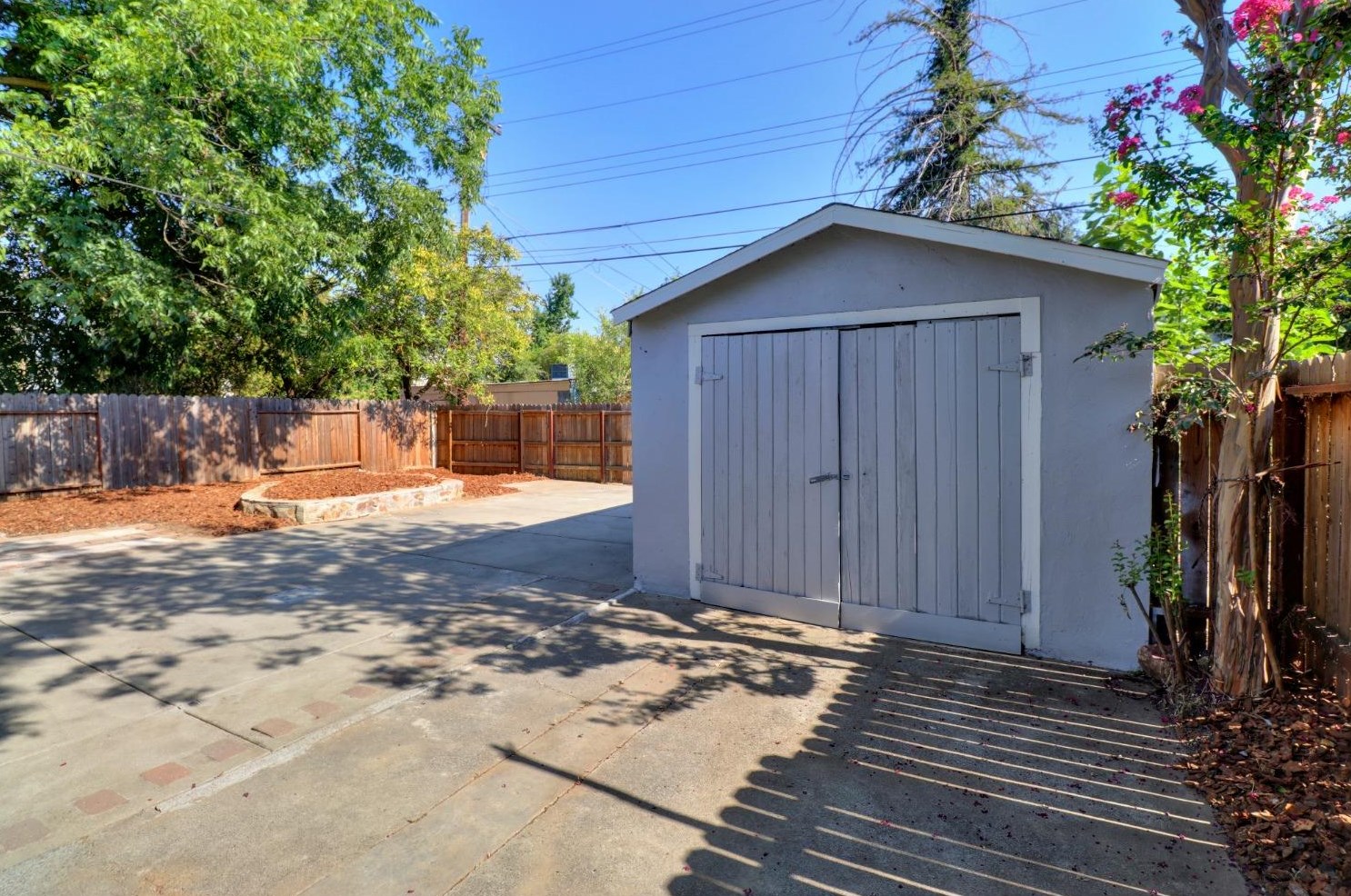 654 Santiago Ave, Sacramento CA  95815-2429 exterior