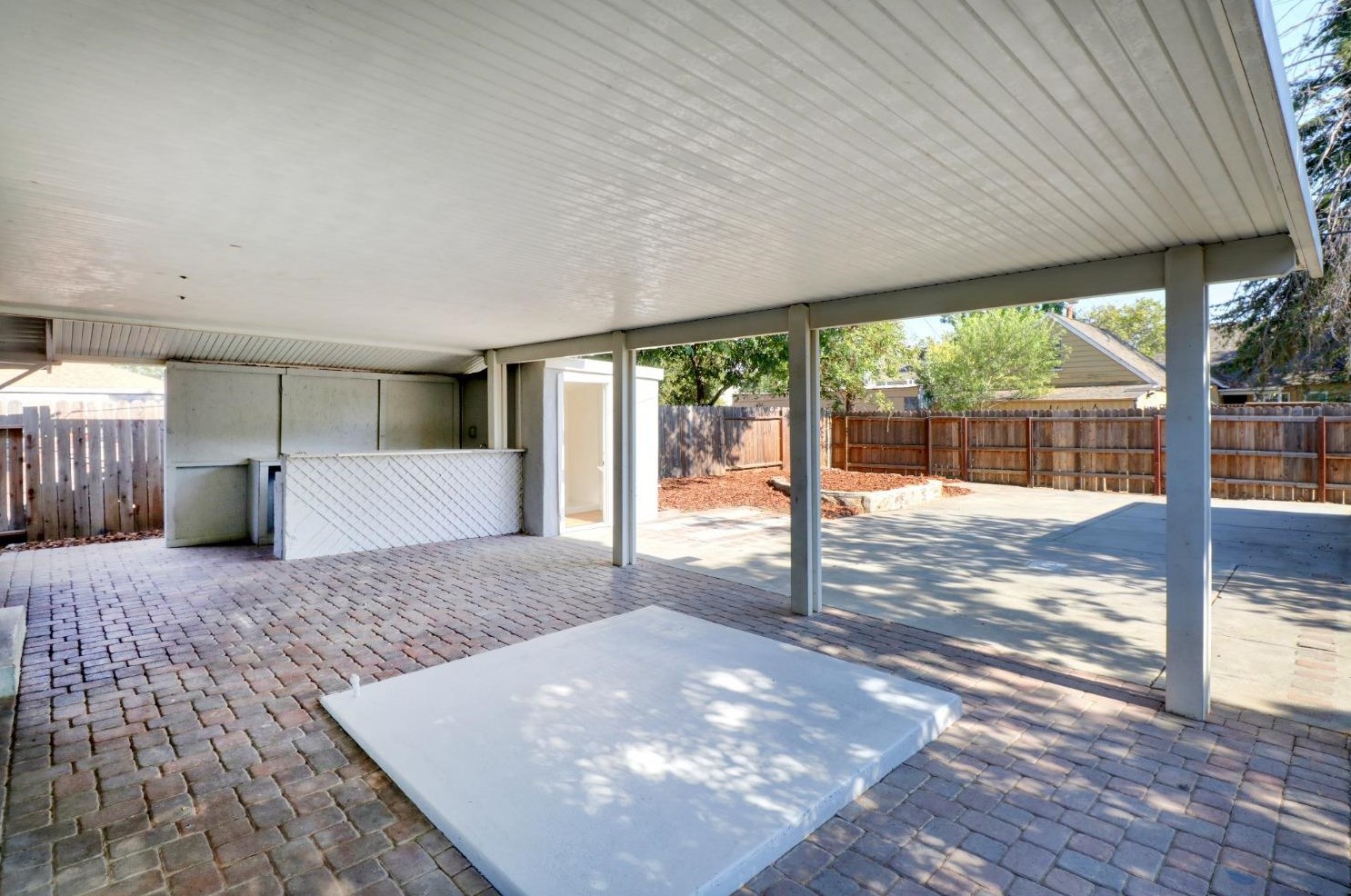 654 Santiago Ave, Sacramento CA  95815-2429 exterior