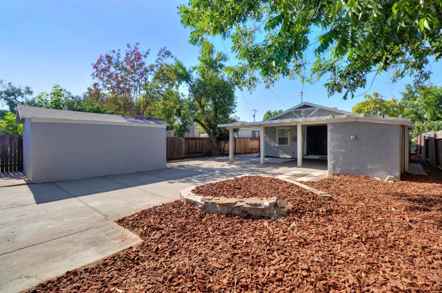 654 Santiago Ave, Sacramento CA  95815-2429 exterior