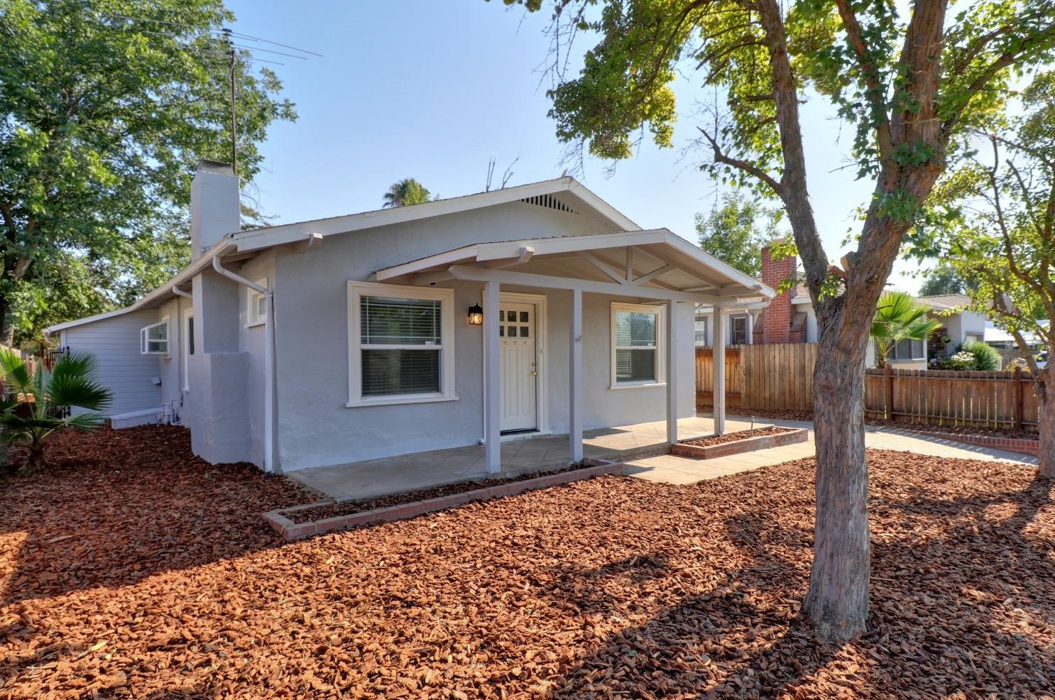 654 Santiago Ave, Sacramento CA  95815-2429 exterior