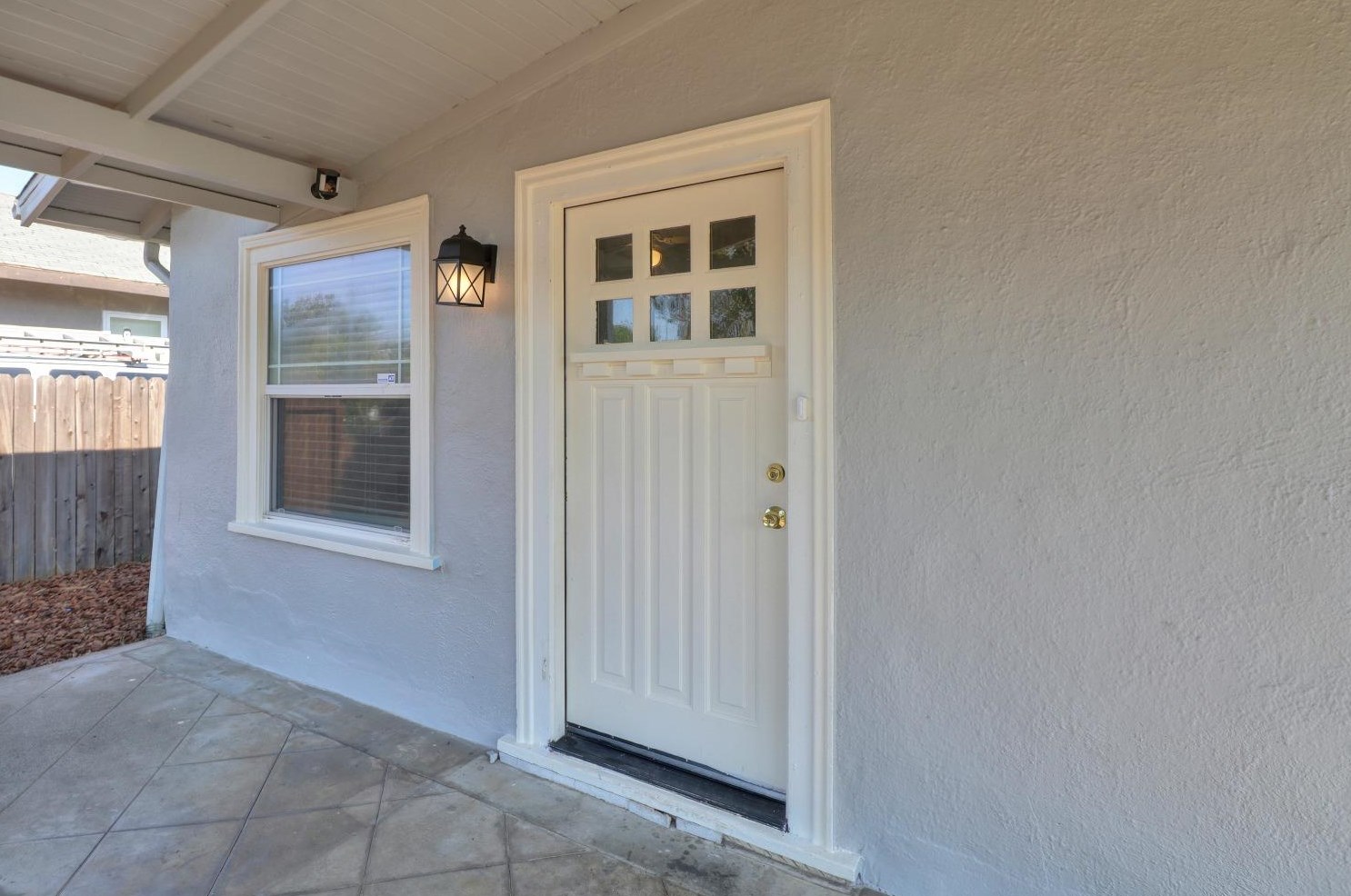 654 Santiago Ave, Sacramento CA  95815-2429 exterior