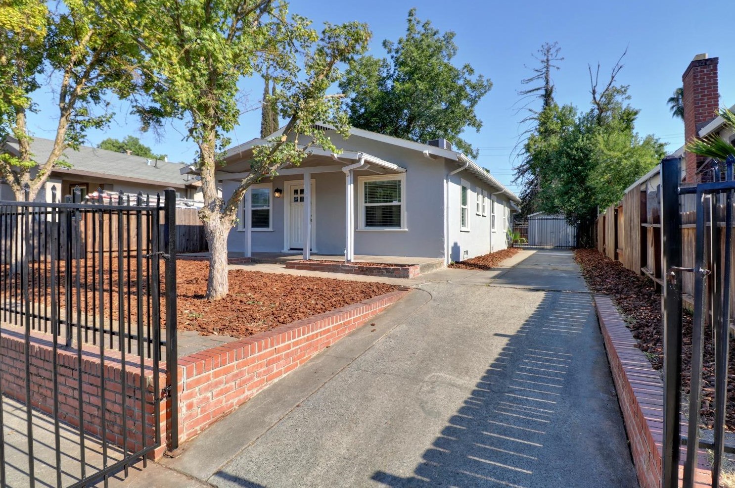 654 Santiago Ave, Sacramento CA  95815-2429 exterior