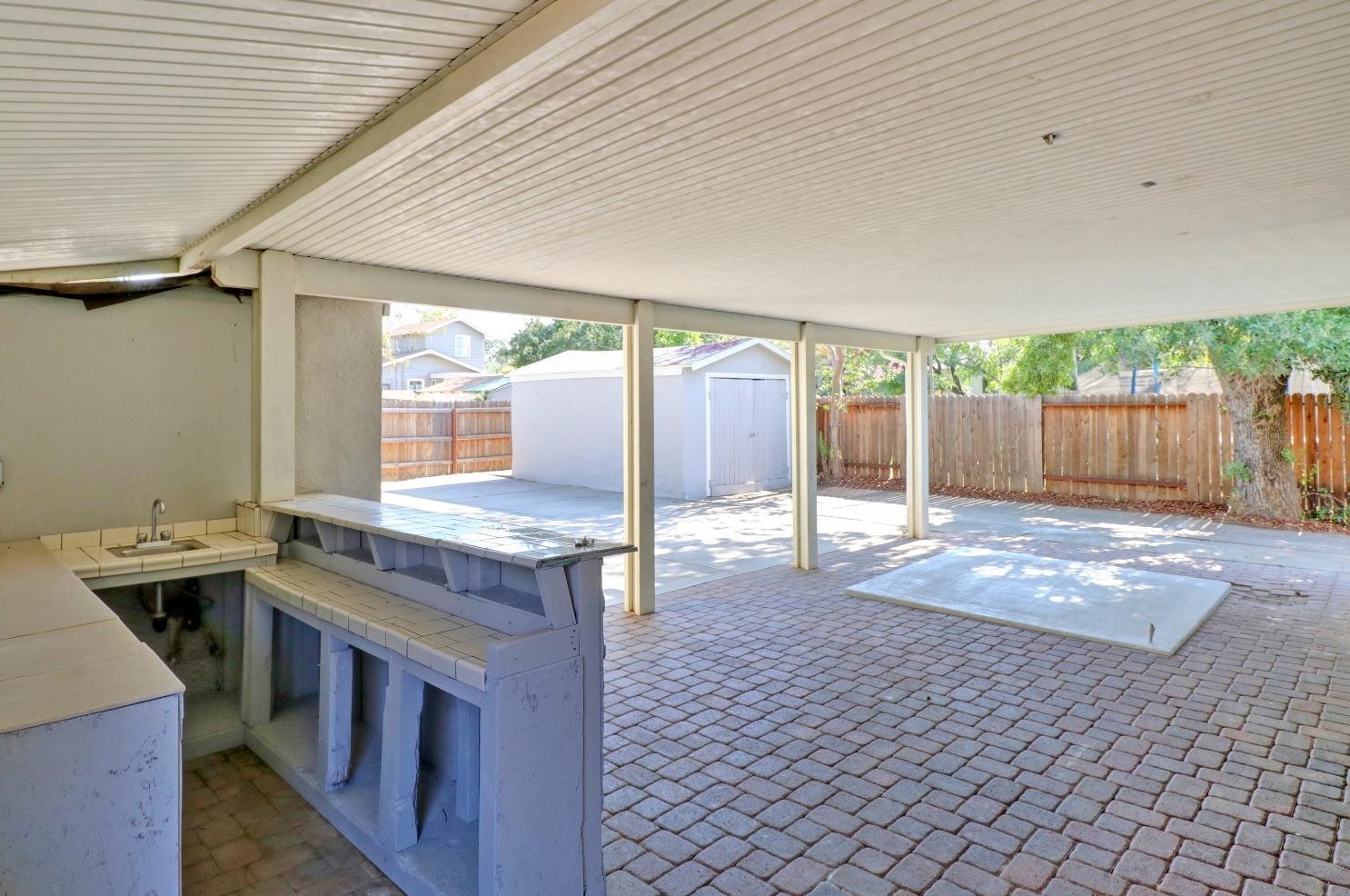 654 Santiago Ave, Sacramento CA  95815-2429 exterior