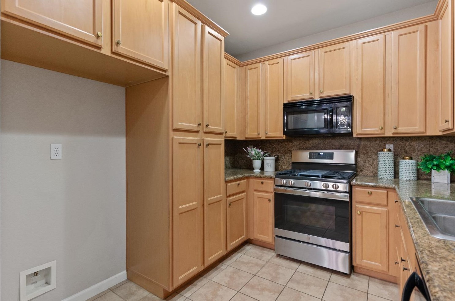 8206 Crystal Walk Cir, Elk Grove CA  95758-8081 exterior