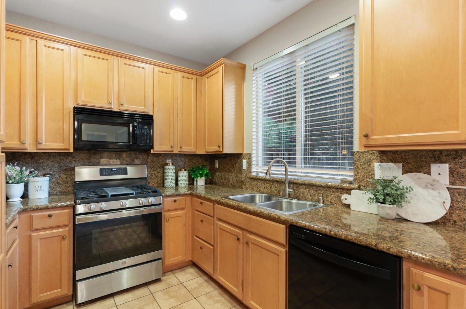 8206 Crystal Walk Cir, Elk Grove CA  95758-8081 exterior