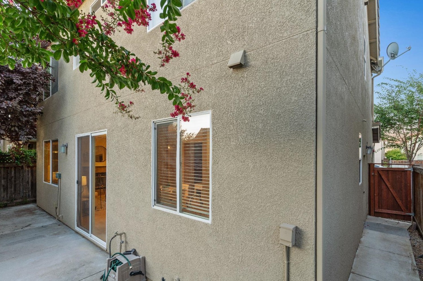 8206 Crystal Walk Cir, Elk Grove CA  95758-8081 exterior