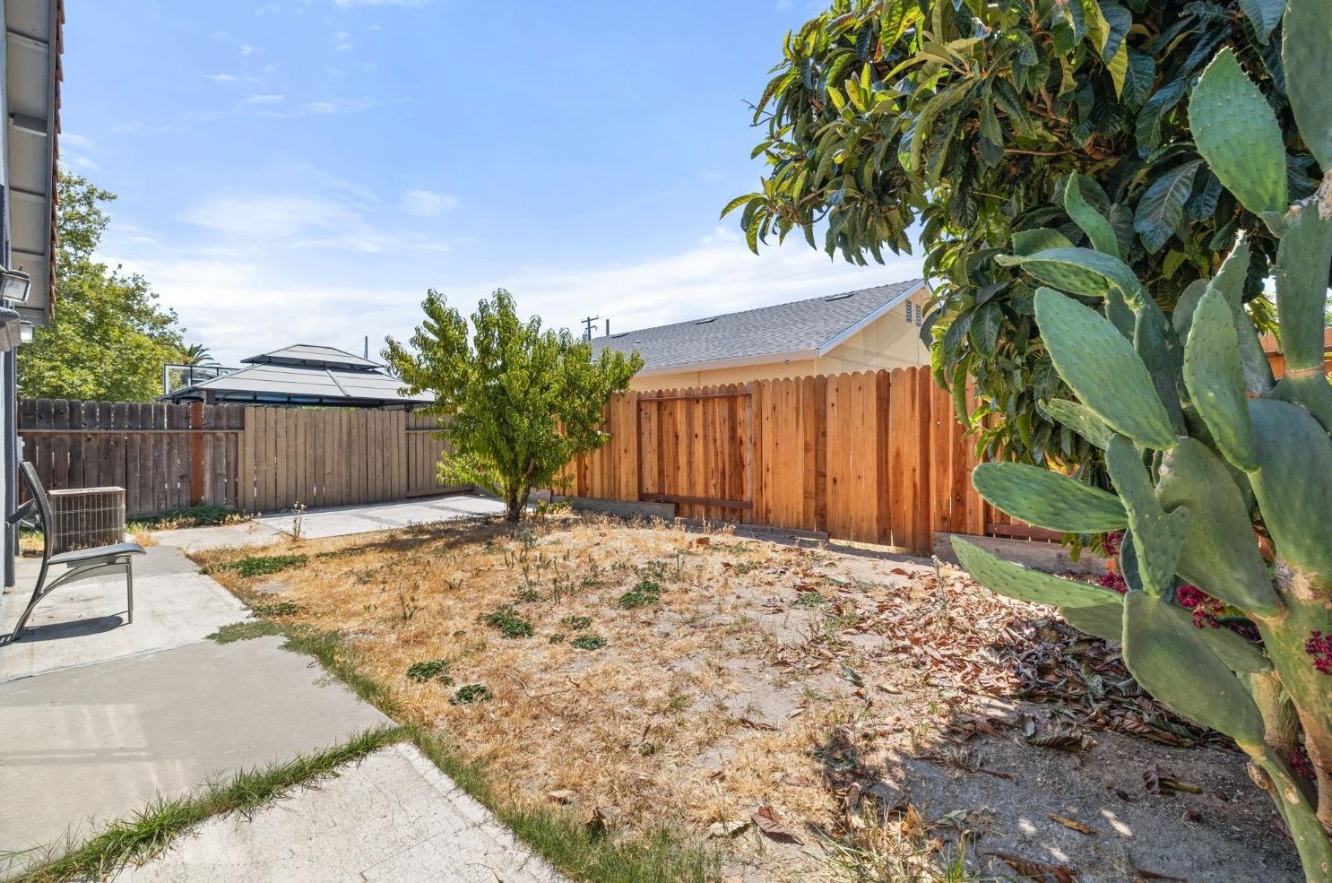 1444 Bell Ave, Sacramento CA  95838-2806 exterior