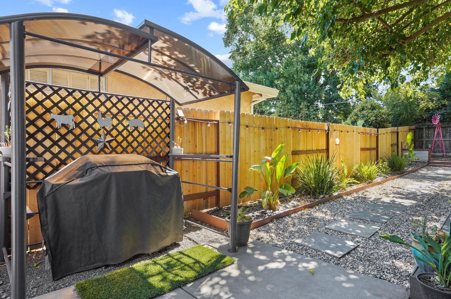 6290 14th St, Sacramento CA  95831-1806 exterior