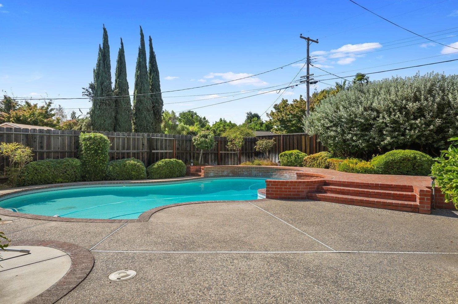 2441 El Camino Dr, Turlock CA  95380-3609 exterior