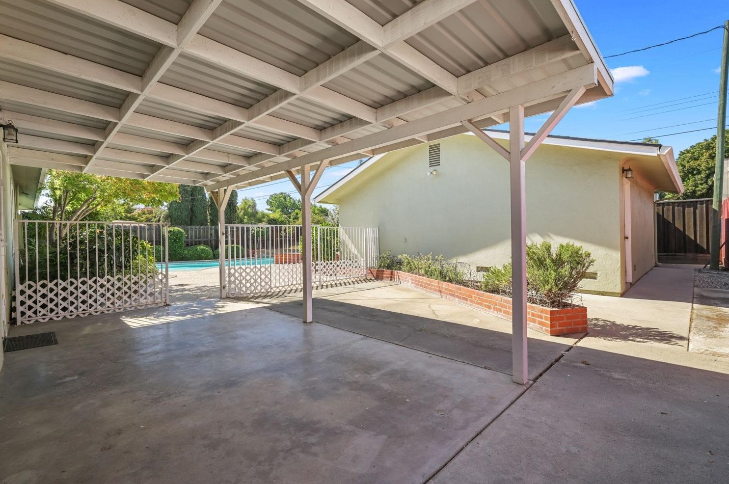 2441 El Camino Dr, Turlock CA  95380-3609 exterior