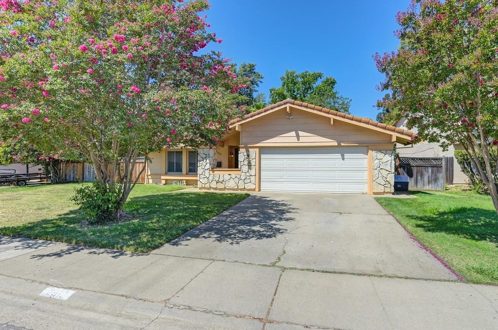 2919 Camarillo Dr, Sacramento CA  95833-1732 exterior