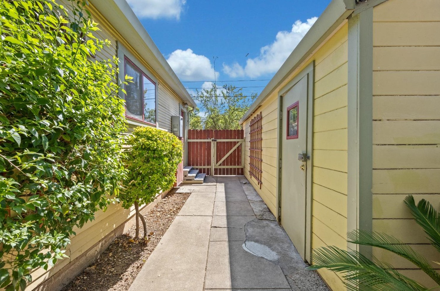 4425 54th St, Sacramento CA  95820-4142 exterior